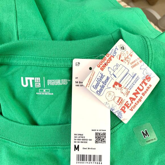Uniqlo PEANUTS Stay With It, Snoopy UT Graphic T-Shirt in Green - Picture 7 of 9